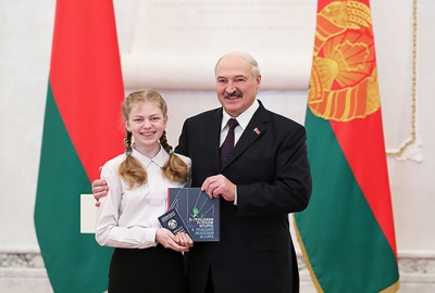Среди юных белорусов, которым Президент сегодня вручил паспорта, &amp;mdash; ученица гимназии Глуска Дарья Каминская