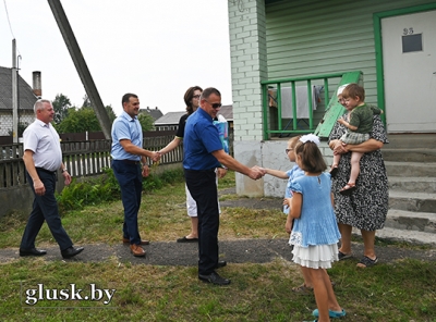 Помощь в подготовке к новому учебному году приемной семье Ольги Головковой оказали работники Глусского райисполкома