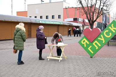 На белорусских улицах появились члены инициативных групп, которые предлагают гражданам поставить свои подписи за кандидатов в депутаты