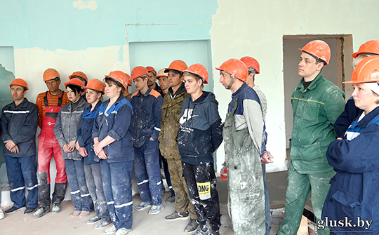 Председатель Глусского райисполкома Владимир Книга встретился сегодня с молодыми строителями