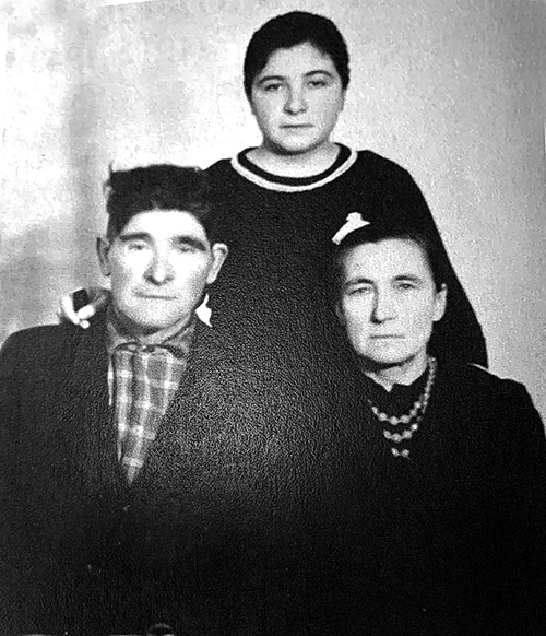 Александр Петрович с супругой Зинаидой Иосифовной и дочерью Ольгой