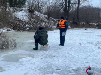 Глусский РОЧС напоминает рыбакам, что спасательный жилет является неотъемлемым элементом экипировки для зимней рыбалки на льду