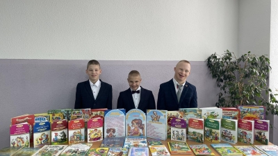 Книжная выставка «Солнышко смеется», выставка рисунков «Солнечное настроение»