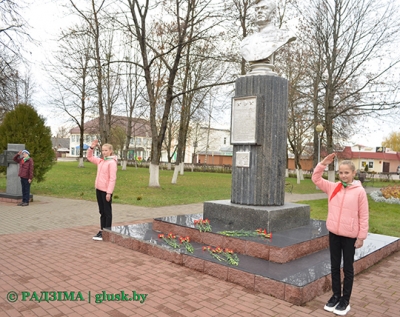 В Глуске на Аллее Славы возложили цветы в честь Дня Октябрьской революции. Фоторепортаж
