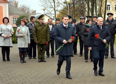 Накануне 7 ноября в Глуске возложили цветы на Аллее Славы (фоторепортаж) 