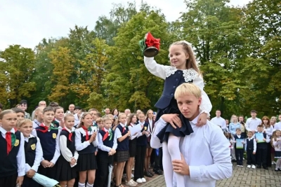 Учеников и&nbsp;педагогов Глусской СШ №&nbsp;1&nbsp;с началом нового учебного года поздравил глава района Алексей Журавлёв