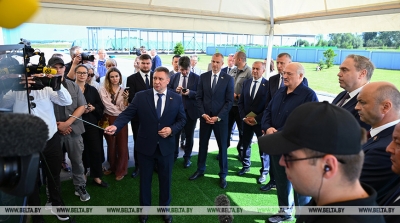 Лукашенко поручил выработать четкую программу по разведению в Беларуси красной породы коров