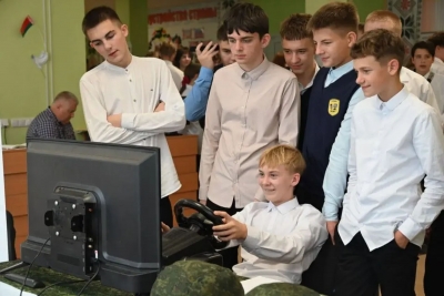 Каких специалистов готовят в&nbsp;военных вузах, рассказали глусским школьникам