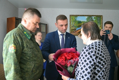 Представители российского посольства вручили дочери награду отца