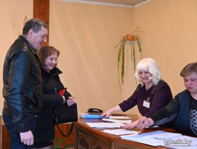 Выбирают вместе: на избирательный участок в деревне Хвастовичи Глусского района приходят голосовать семейными парами
