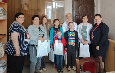 Представители Глусской районной организации Белорусского Красного Креста продолжают вручать подарки детям к новому учебному году