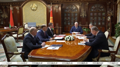 Глобальная обстановка в мире и отношения с США стали темами совещания у Лукашенко