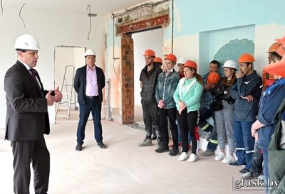 Председатель Глусского райисполкома Владимир Книга встретился сегодня с молодыми строителями