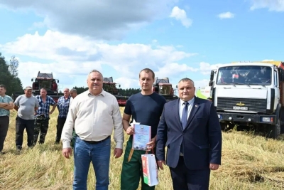 В&nbsp;Глусском районе поздравили первого водителя-тысячника на&nbsp;отвозке зерна от&nbsp;комбайнов!